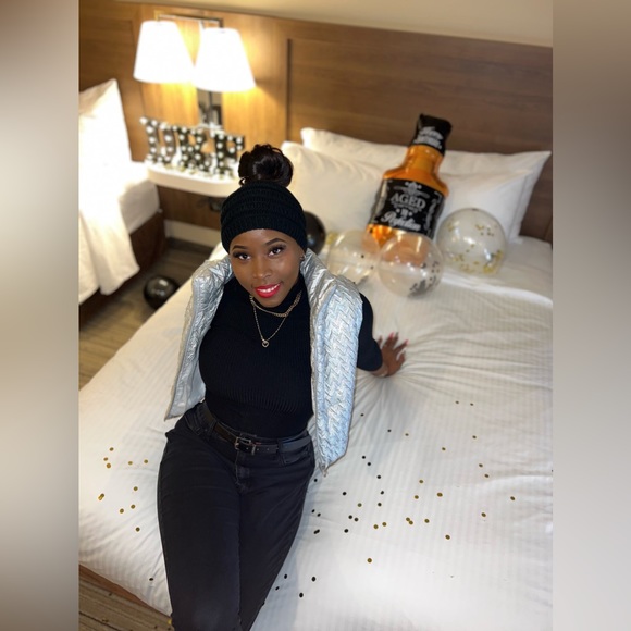 Large women’s silver puffer - Picture 4 of 10